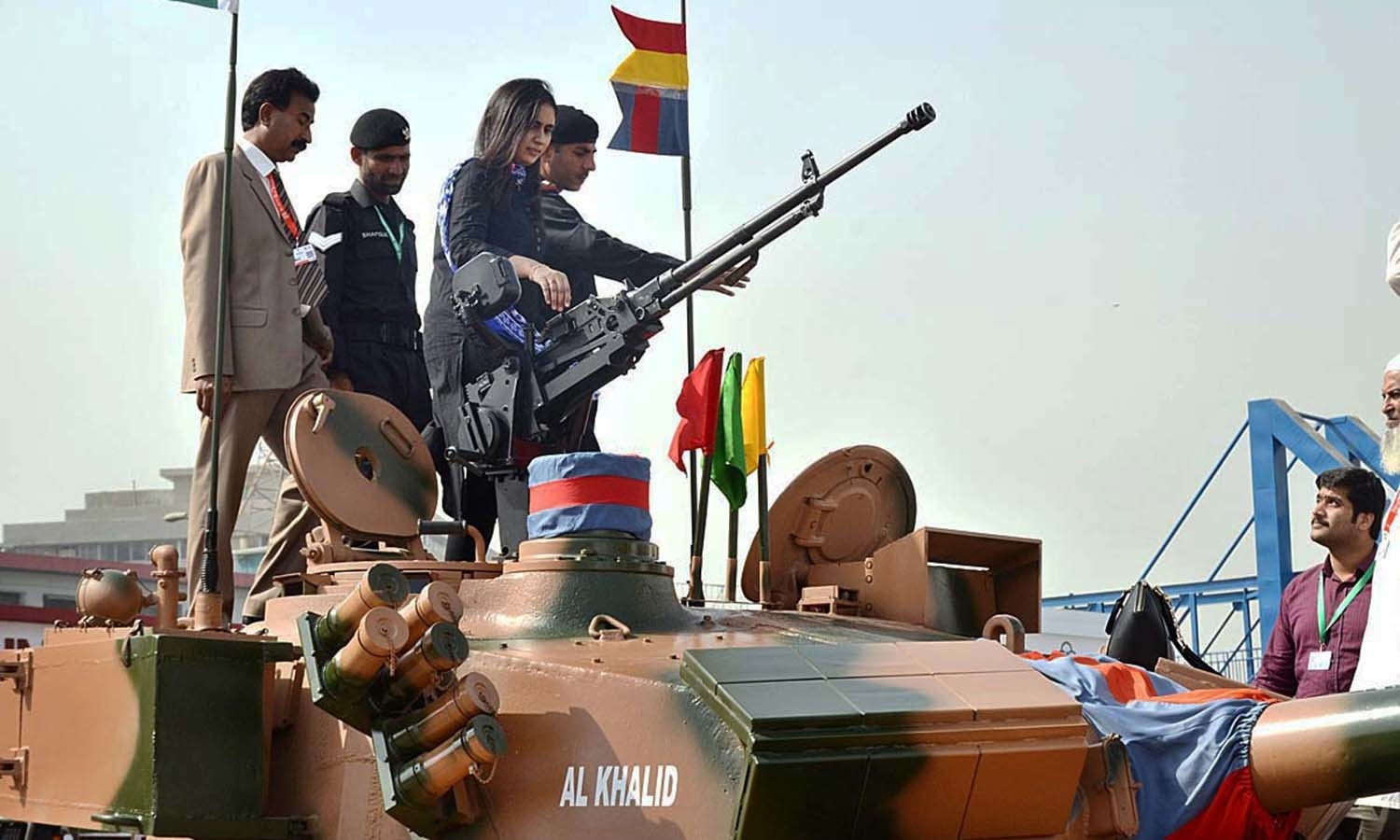 People visiting Al-Khalid Tank during 2nd day of IDEAS-2016. ─APP