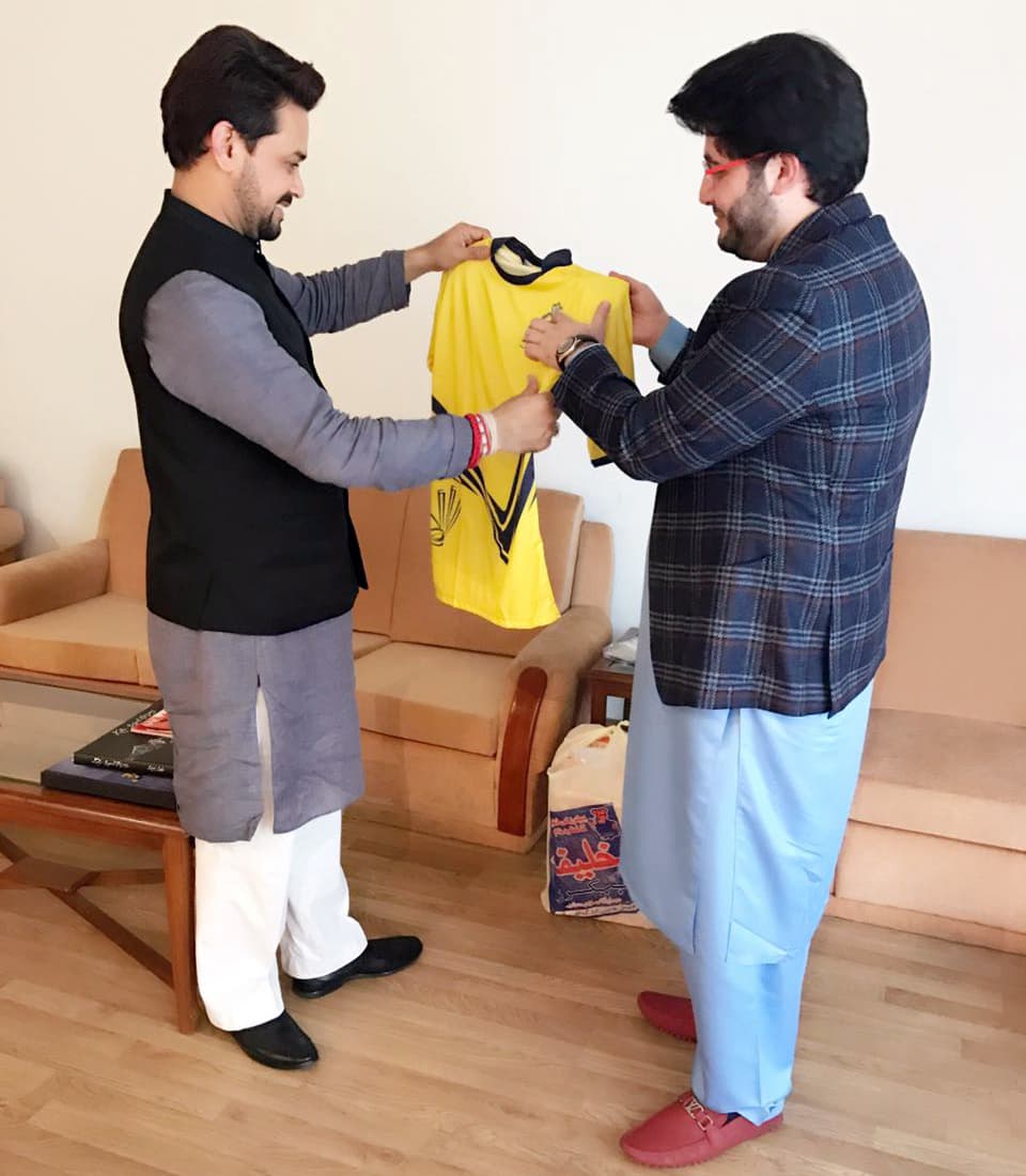 Javed Afridi presented a Peshawar Zalmi t-shirt to Thakur. —DawnNews