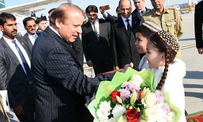 وزیر اعظم کا ترکمانستان پہنچنے پر پرتپاک استقبال کیا گیا&mdash;فوٹو:وزیر اعظم ہاؤس