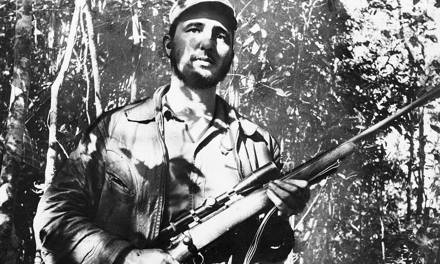 فیڈل کاستروں نے کوریلا جنگ میں بھی حصہ لیا تھا، 26 فروری 1957 کو کیوبا میں لی گئی یہ تصویر اس ہی کی عکاسی کررہی ہے &mdash; فوٹو/ اے پی