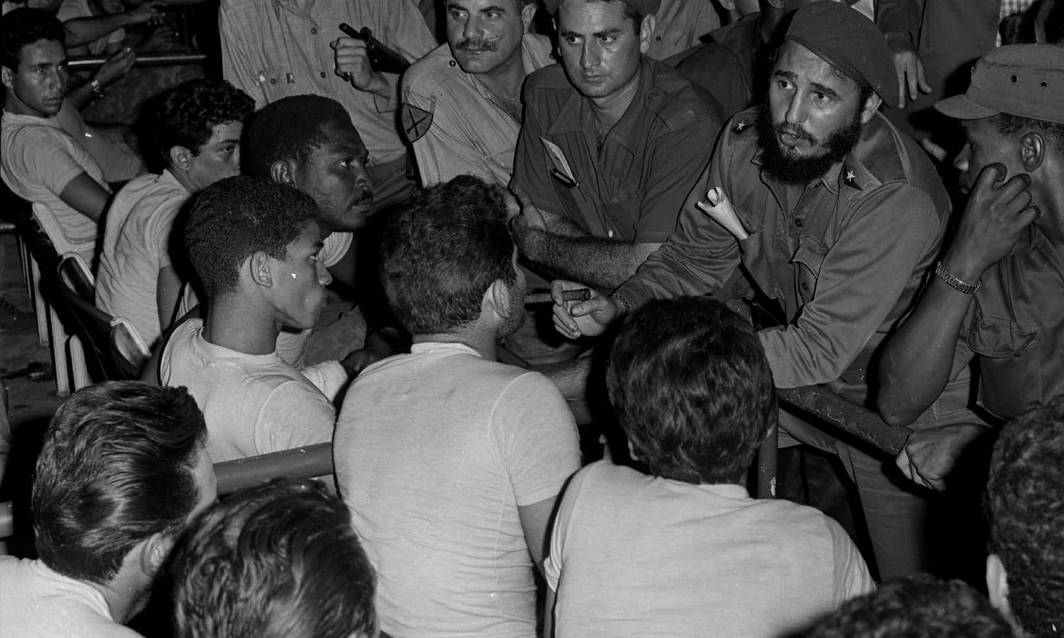 فیڈل کاسترو پر کئی بار قاتلانہ حملے ہوئے لیکن وہ پھر بھی عوامی اجتماعات میں جانے سے نہیں ڈرتے تھے، ہوانا کے سپورٹس اسٹیڈیم میں عوام سے بات کرتے ہوئے ان کی یہ تصویر لی گئی &mdash; فوٹو/ اے پی