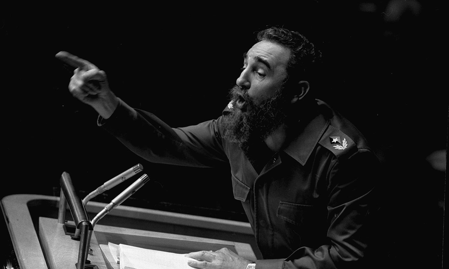 اقوام متحدہ کی جنرل اسمبلی میں کیوبا کے صدر فیڈل کاسترو کے جوشیلے انداز میں خطاب کیا  &mdash; فوٹو/ اے پی