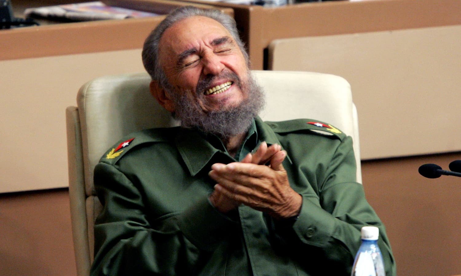 انقلابی رہنما بظاہر تو بہت ہی سخت مزاج رہنما معلوم ہوتے تھے لیکن درحقیقت وہ ہنسی مذاق میں بھی بھرپور حصہ لیتے تھے &mdash;فوٹو/ رائٹرز