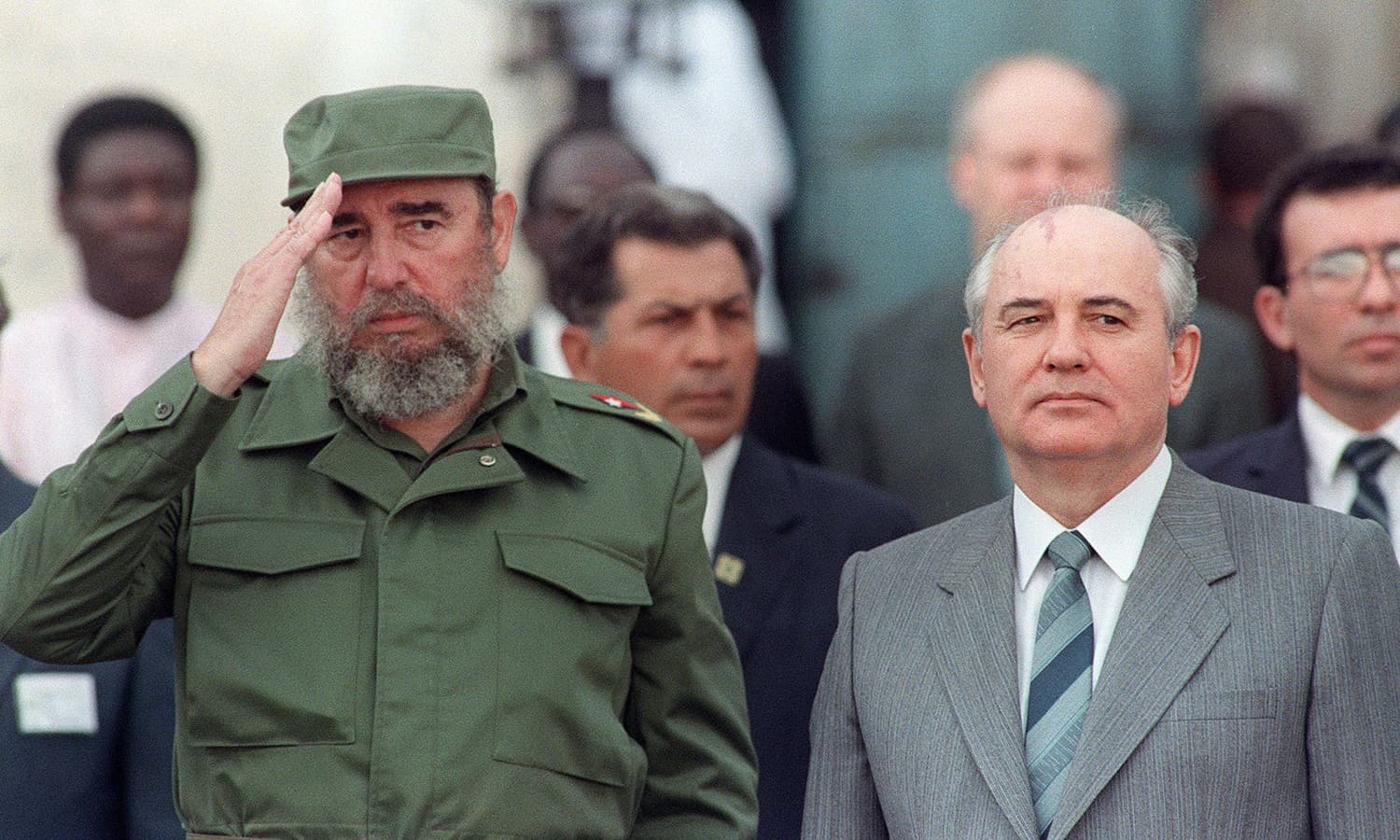 سوویت یونین کے سابق سربراہ گورباچوف کی آمد پر فیڈل کاسترو نے ان کا بھرپور سرکاری سطح پر استقبال کیا &mdash; فوٹو/ اے ایف پی
