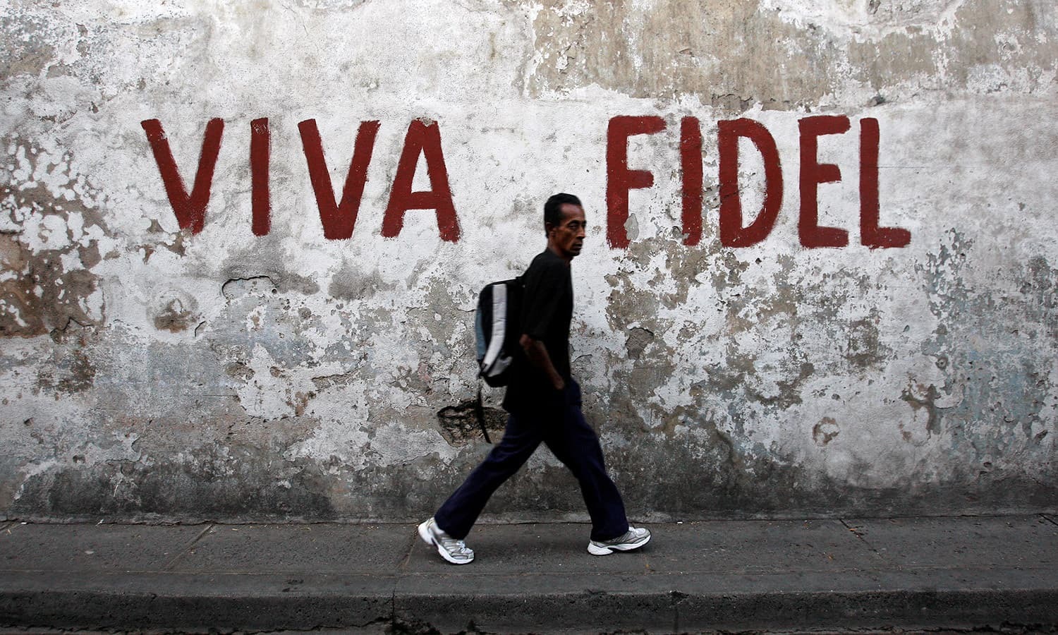 کیوبا میں ایک دیوار پر انقلابی رہنما کے لیے لانگ لو فیڈل کا جملہ تحریر کیا گیا &mdash; رائٹرز