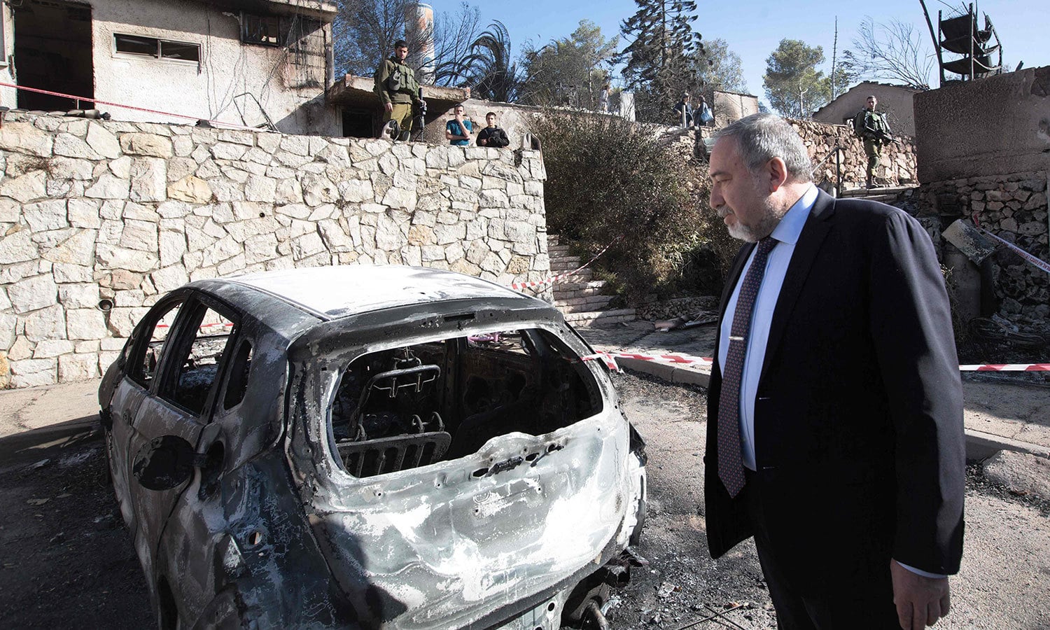 اسرائیلی وزیر دفاع متاثرہ علاقوں کا دورہ کررہے ہیں &mdash; فوٹو: اے ایف پی