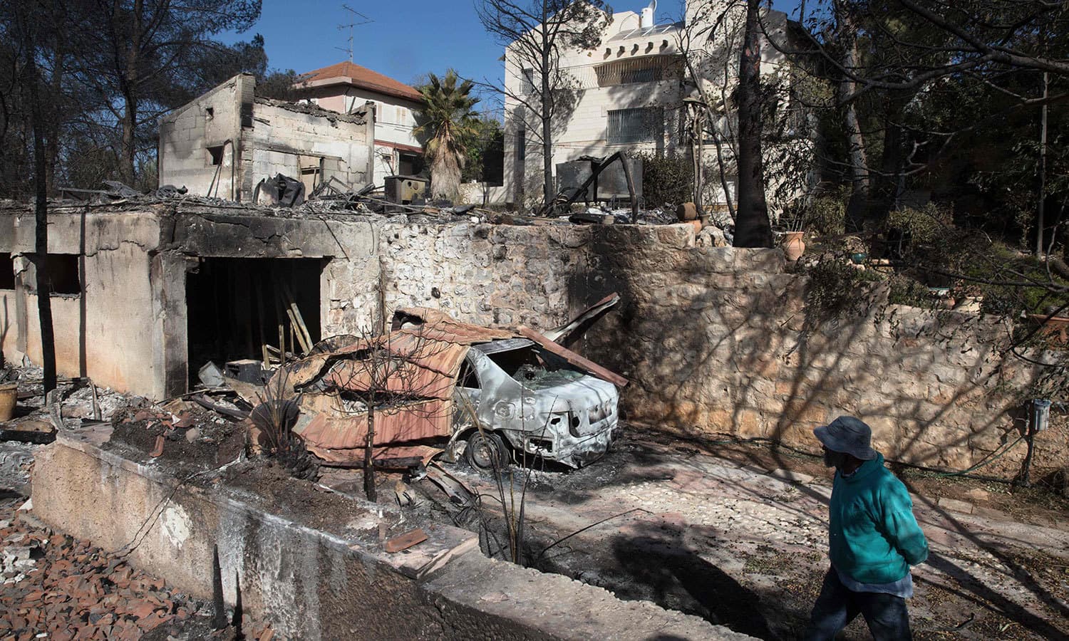 پانچ روز قبل اسرائیل کے جنگلات میں لگی آگ شہری علاقوں تک پہنچ گئی &mdash; فوٹو: اے ایف پی