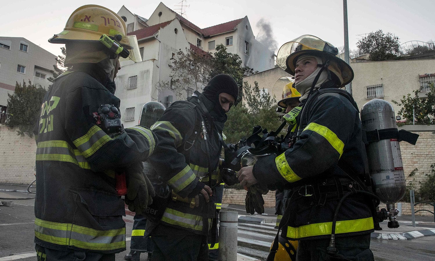 فائر فائٹر کا عملہ آگ بجھانے کی کوششوں میں مصروف ہے &mdash; فوٹو: اے ایف پی