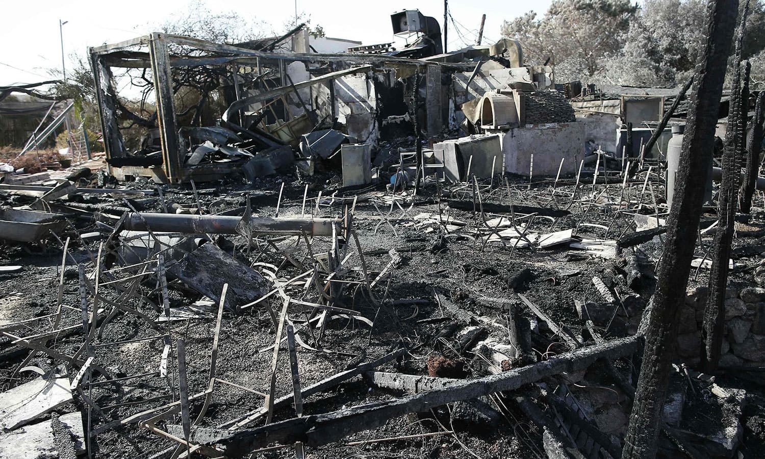 آگ سے جل کر خاکستر ہونے والا مکان &mdash; فوٹو: اے ایف پی