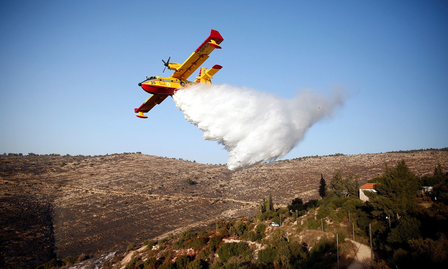 طیارے کی مدد سے متاثرہ علاقے میں کیمکل برسایا جارہا ہے&mdash; فوٹو: رائٹرز
