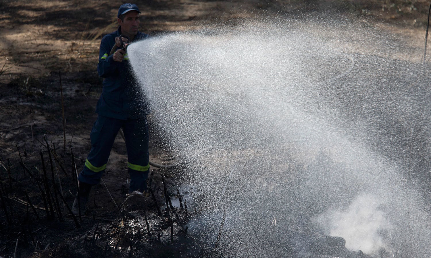 آگ بجھانے کی کوشش کی جارہی ہے &mdash; فوٹو: اے پی