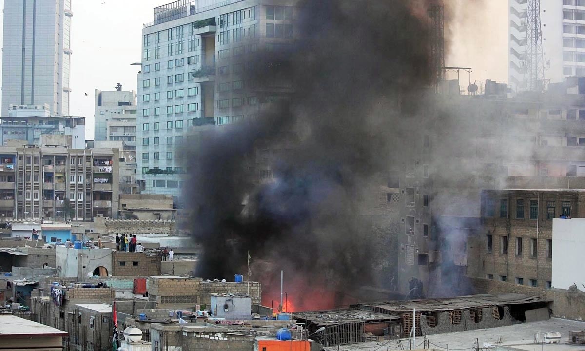 کراچی کے کیمکل گودام میں لگی آگ نے اطراف کی عمارتوں کو بھی لپیٹ میں لے لیا — فوٹو: آن لائن کراچی کے کیمکل گودام میں لگی آگ نے اطراف کی عمارتوں کو بھی لپیٹ میں لے لیا — فوٹو: آن لائن