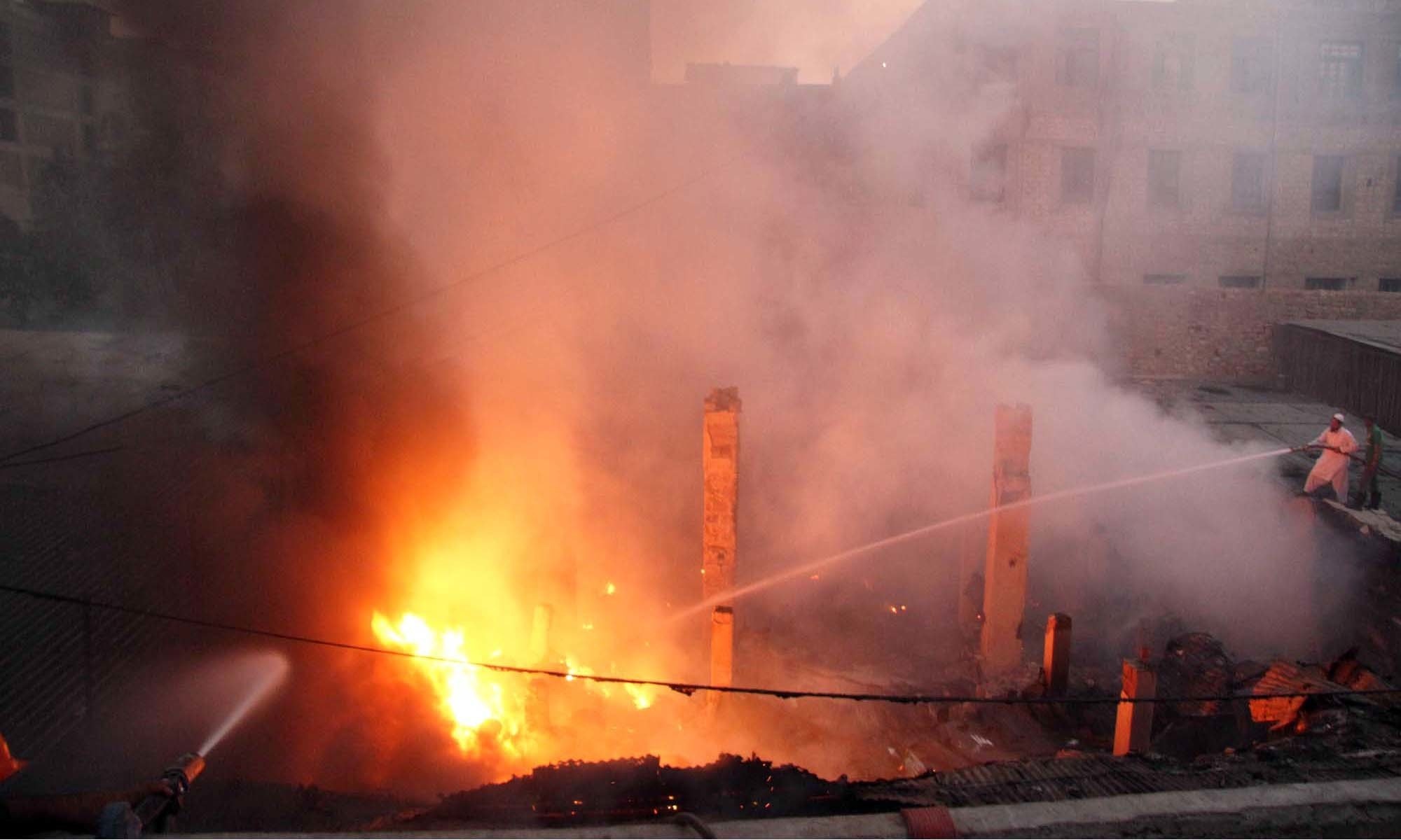 کراچی میں لائٹ ہاؤس کے قریب کیمکل کے گودام میں آتشزدگی کے بعد آگ کے شعلے دیکھے جاسکتے ہیں — فوٹو: پی پی آئی کراچی میں لائٹ ہاؤس کے قریب کیمکل کے گودام میں آتشزدگی کے بعد آگ کے شعلے دیکھے جاسکتے ہیں — فوٹو: پی پی آئی