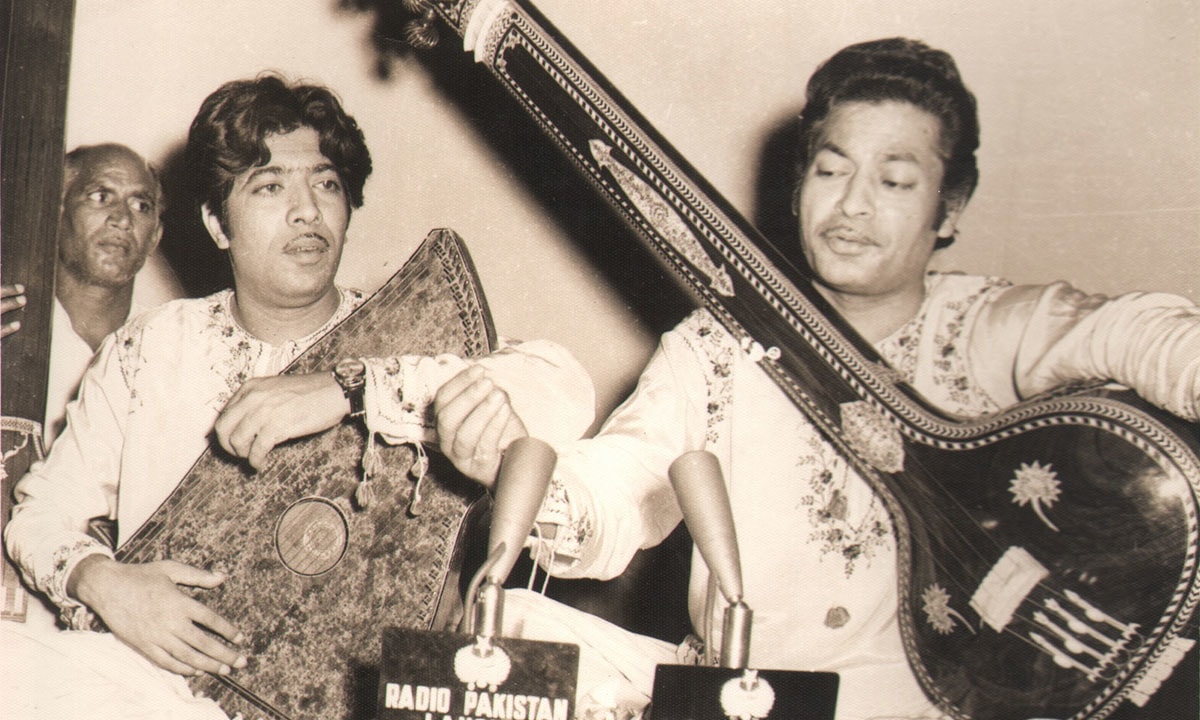 Fateh Ali Khan (left) and Amanat Ali Khan (right) | EMI Pakistan