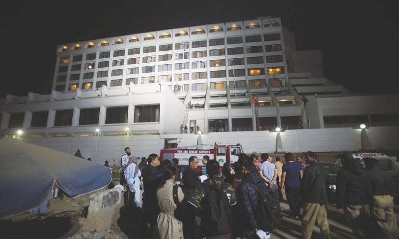 ریجنٹ پلاز میں آگ لگنے سے 12 افراد ہلاک، 80 زخمی ہوئے تھے&mdash;فوٹو: وائیٹ اسٹار