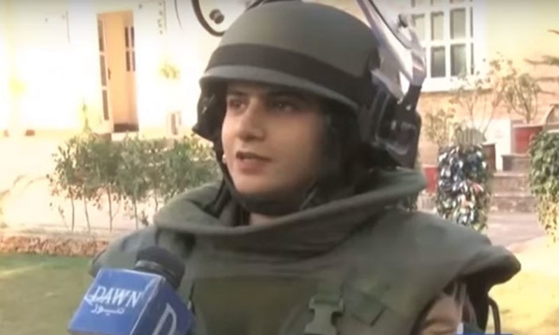 رافعہ بم ڈسپوزل یونٹ (بی ڈی یو) کا حصہ بننے والی پہلی پاکستانی اور ایشیائی خاتون ہیں&mdash;۔ڈان نیوز