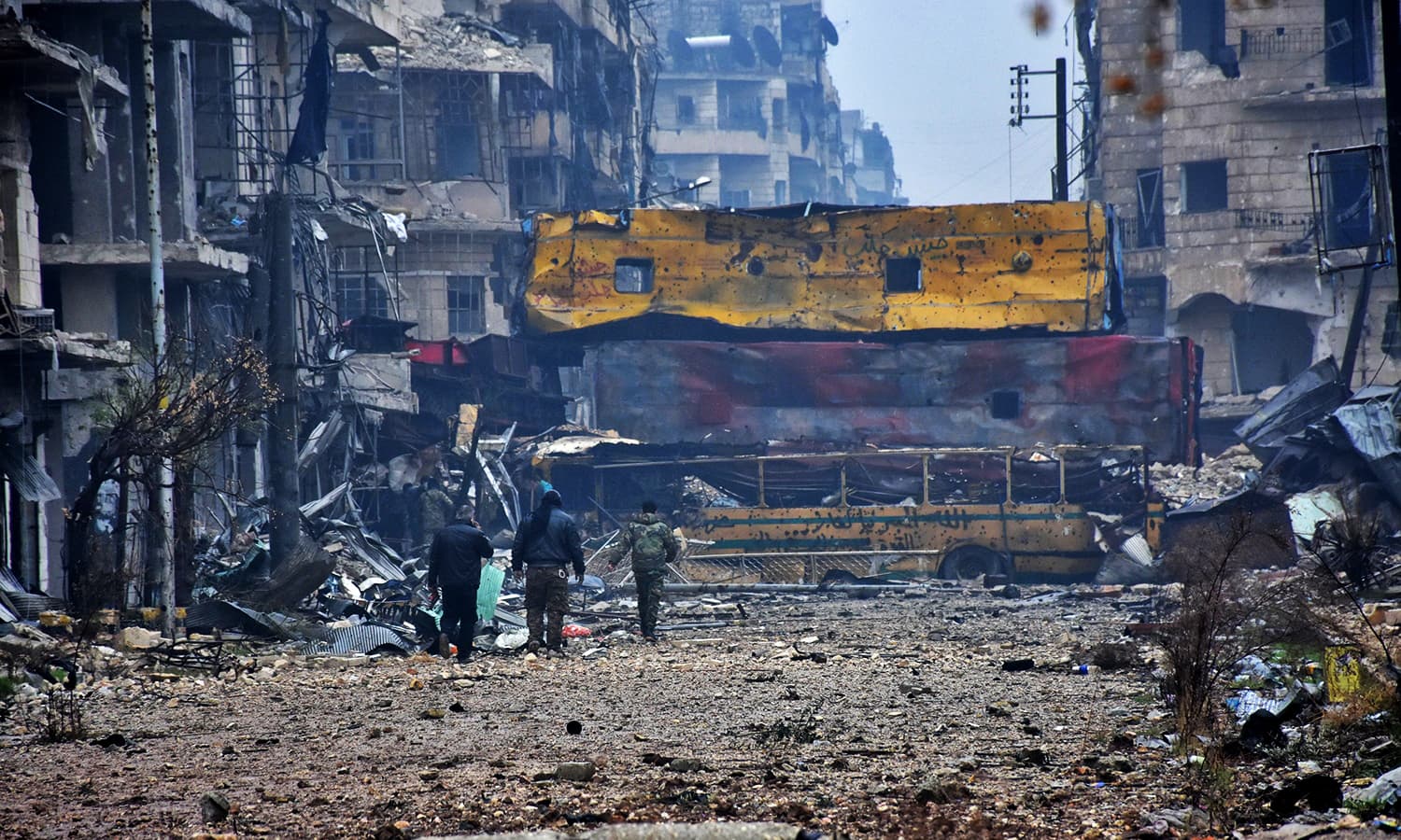 Syrian pro-government forces walk in Aleppo's Bustan al-Qasr neighbourhood after they captured the area in the eastern part of the war torn city on December 13, 2016. ─ AFP