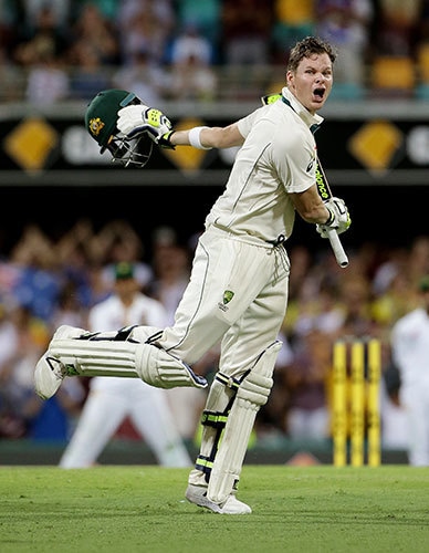 اسٹیون اسمتھ سنچری کی تکمیل پر پرجوز نظر آ رہے ہیں&mdash; فوٹو: اے پی