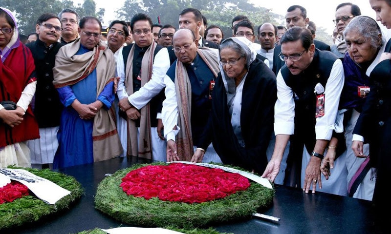 بنگلہ دیش کی وزیراعظم شیخ حسینہ واجد نے شہداء کی یاد گار پر حاضری دی&mdash; فوٹو : بشکریہ pmo.portal.gov.bd