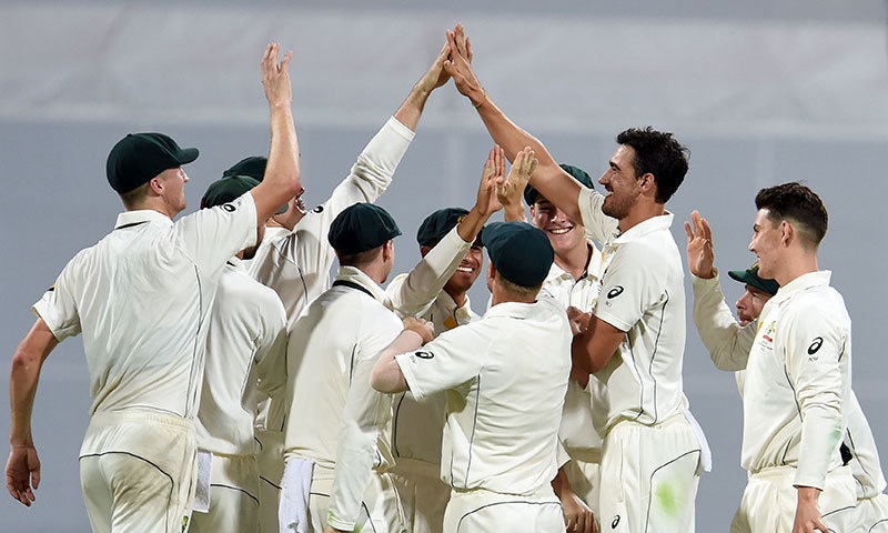 پاکستان کے آٹھویں وکٹ گرانے پر آسٹریلین کھلاڑی مچل اسٹارک کو مبارکباد دے رہے ہیں&mdash; فوٹو: اے ایف پی