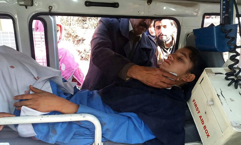 زخمی بچی کو ہسپتال منتقل کیا جارہا ہے &mdash; فوٹو: اے ایف پی