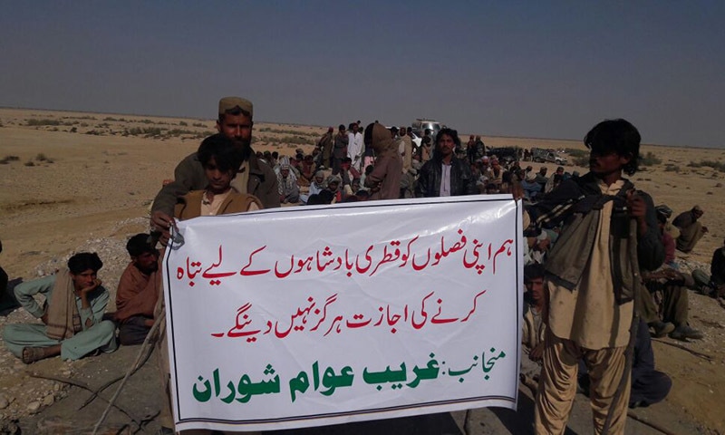 کسانوں نے عرب شہزادوں کو زمین الاٹ کیے جانے کے خلاف مظاہرہ کیا&mdash;۔فوٹو/ علی شاہ