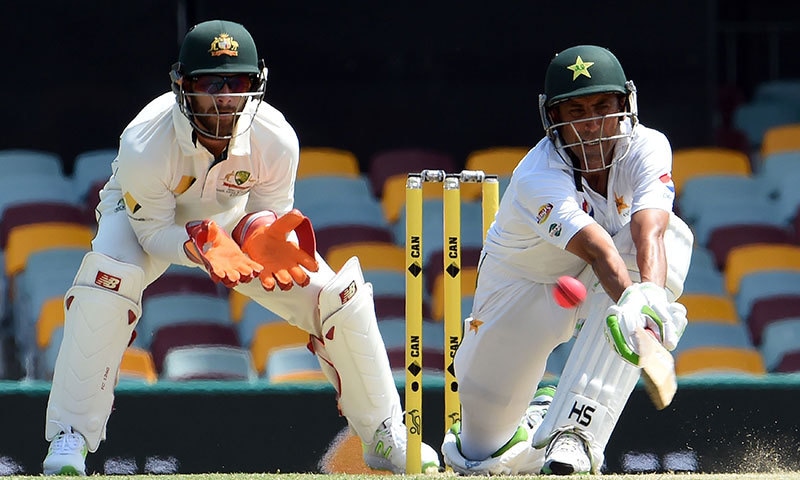 یونس خان ریورس سوئپ کھیلتے ہوئے اپنی وکٹ گنوا بیٹھے&mdash; فوٹو اے پی