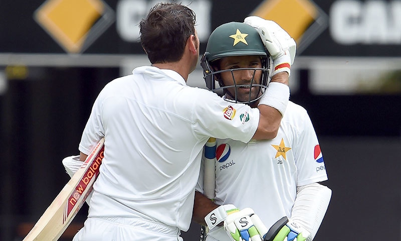 137 رنز کی اننگز کھیل کر آؤٹ ہونے والے اسد ششفیق کو یاسر شاہ مبارکباد دے رہے ہیں&mdash; فوٹو اے ایف پی