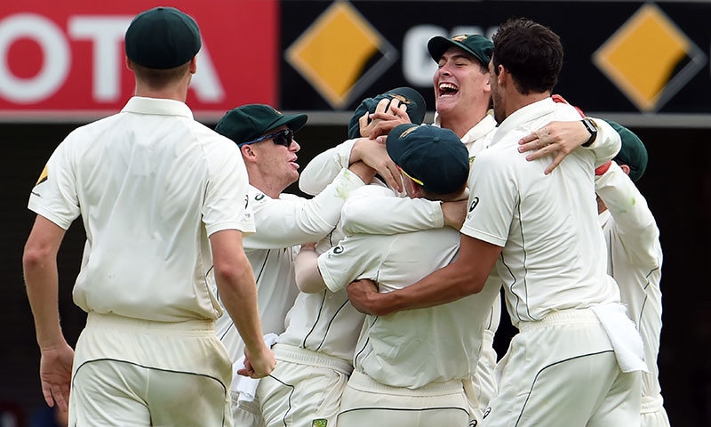 آسٹریلین ٹیم پہلے ٹیسٹ میچ میں فتح کا جشن منا رہی ہے&mdash; فوٹو: اے ایف پی