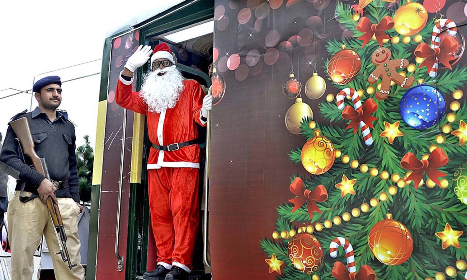 People viewing the first ever special Christmas train decorated with models of Santa Claus and other Christmas objects to mark the Christmas celebrations at railway station.─APP