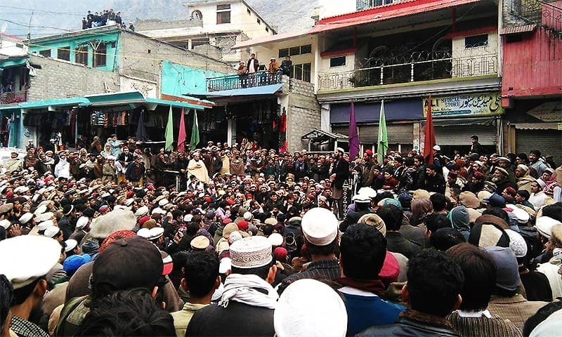 مقامی افراد نوجوان کی ہلاکت کے خلاف سراپا احتجاج ہیں &mdash; فوٹو / عمر باچا