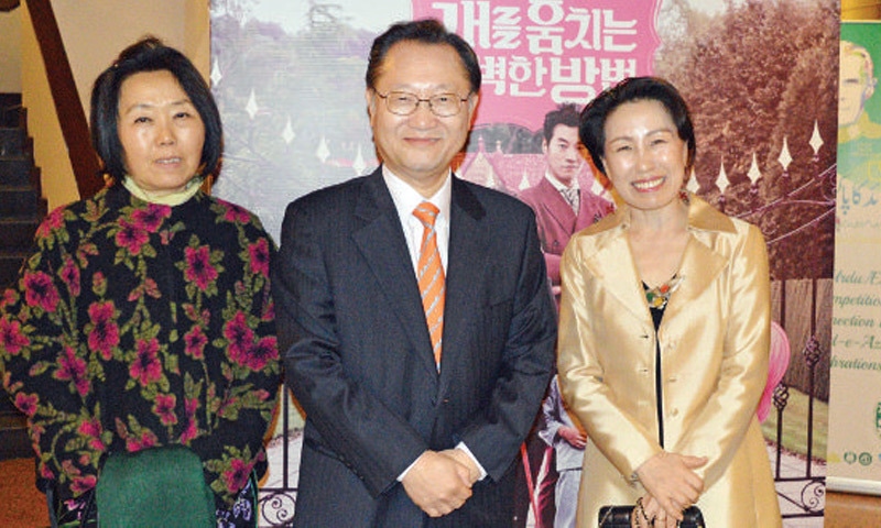 Ambassador Suh Dong-gu with his wife and Esther Park (left) in Islamabad.