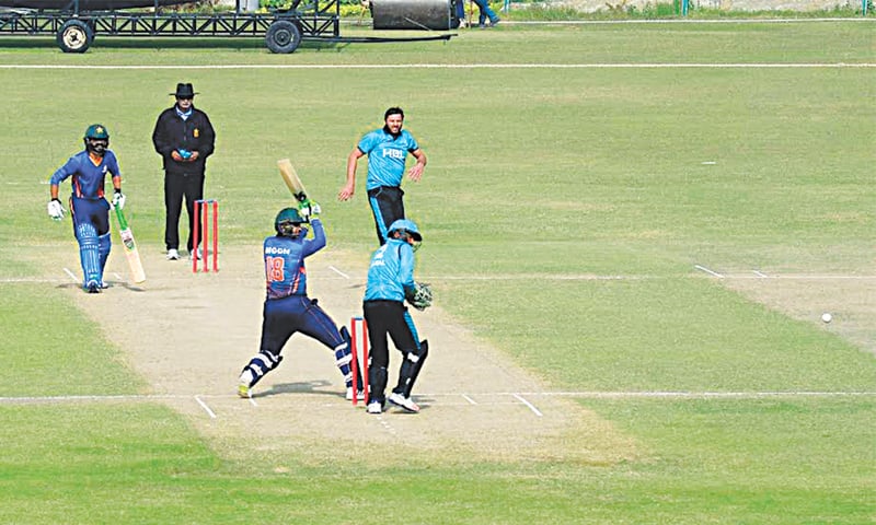 SSGC batsman Shoaib Malik cuts HBL all-rounder Shahid Afridi to the boundary during his knock of 93.&mdash;White Star
