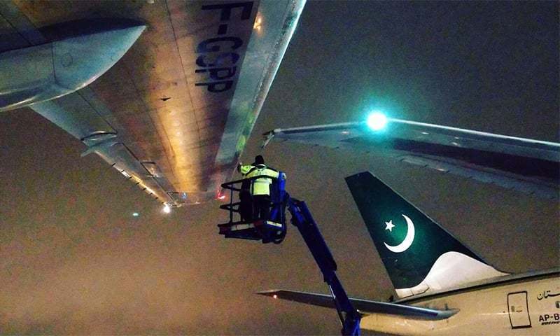 ایئرپورٹ کا عملہ طیارے کے پر کی مرمت کے لیے موجود ہے&mdash;۔فوٹو/بشکریہ ٹوئٹر