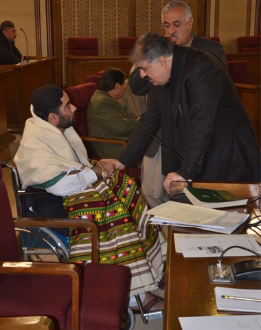 QUETTA: Balochistan Chief Minister Sanaullah Zehri talks to MPA Khalid Langove on Friday during the Balochistan Assembly session.&mdash;PPI