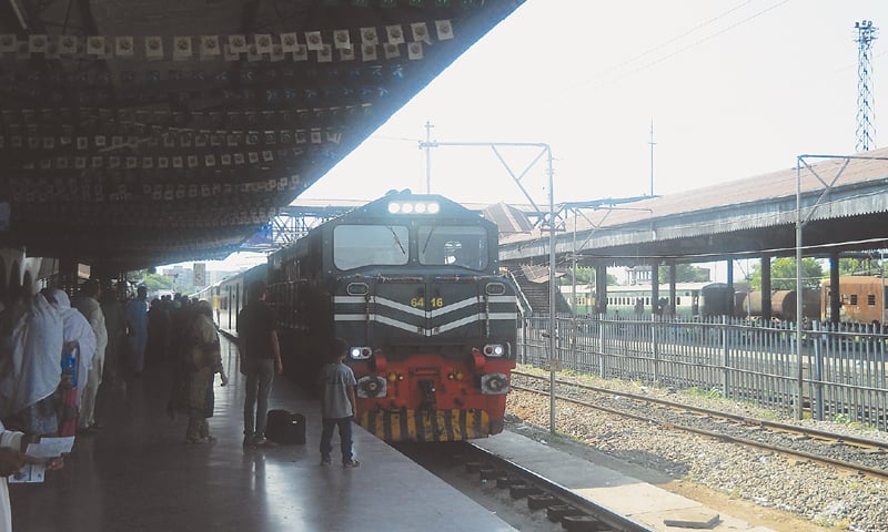 The Green Train on the exclusive platform of the Cantt station Karachi - Photos by the writer