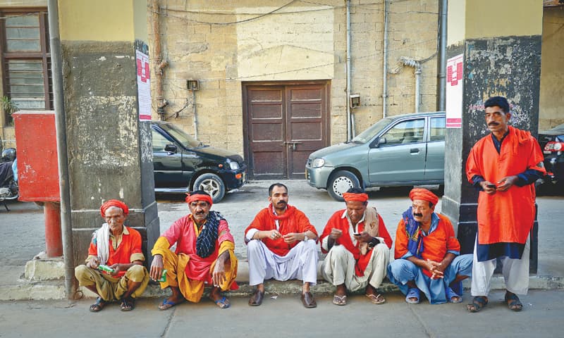 قلی آپ کا سامان اٹھانے کے لیے تیار بیٹھے ہیں — تصویر فہیم صدیقی/ وائٹ اسٹار