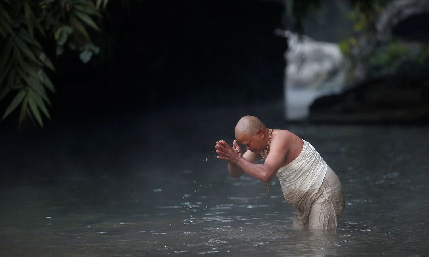 عقیدت مند اپنی دیوی سواستھی کو خراج پیش کرنے کے لیے پانی میں ڈبکیاں لگاتے ہیں&mdash;فوٹو: رائٹرز