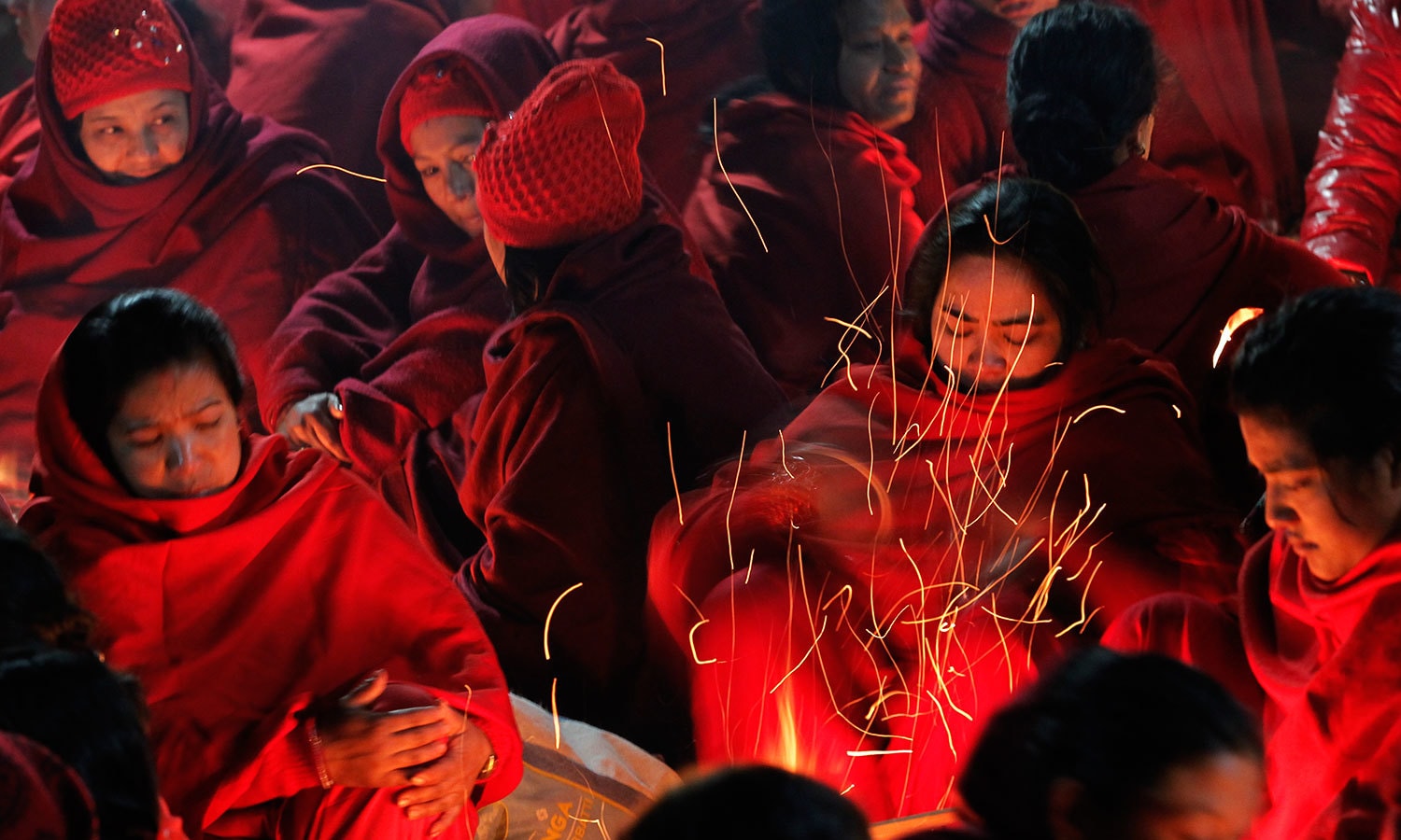 ایک مہینہ جاری رہنے والے اس تہوار میں عقیدت مند بھجن گاتے اور یوگا کرتے ہیں&mdash;فوٹو: اے پی