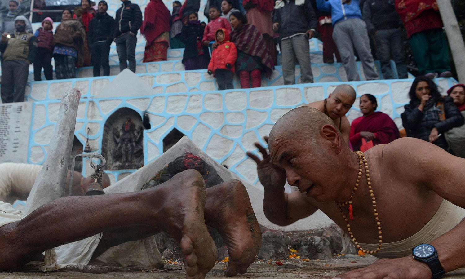 دریائے شالی میں ڈبکیاں لگانے کے بعد مٹی کے میدان میں بھی عقیدت مند عبادت کرتے ہیں&mdash;فوٹو: اے ایف پی