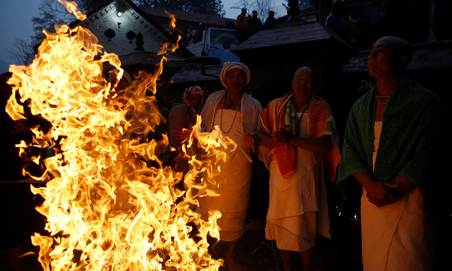 اس تہوار میں عقیدت مند اپنی دیوی کی عبادت کرتے ہیں&mdash;فوٹو: رائٹرز