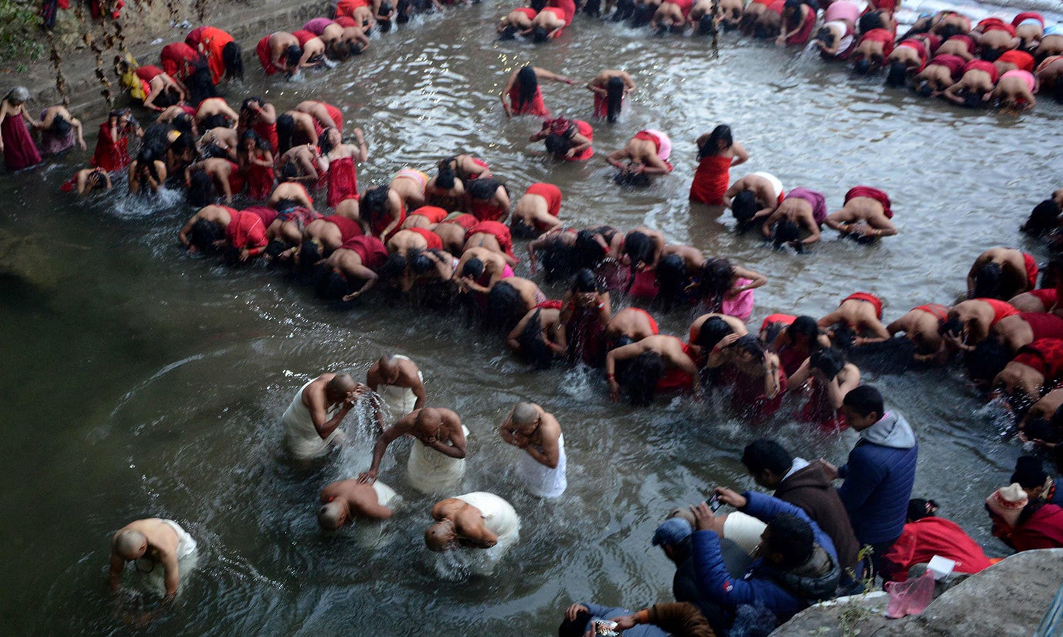 تہوار کے پہلے روز کٹھمنڈو کے مضافاتی علاقے میں موجود دریائے شالی پر عقیدت مند مقدس غسل لینے پہنچے&mdash;فوٹو: اے ایف پی