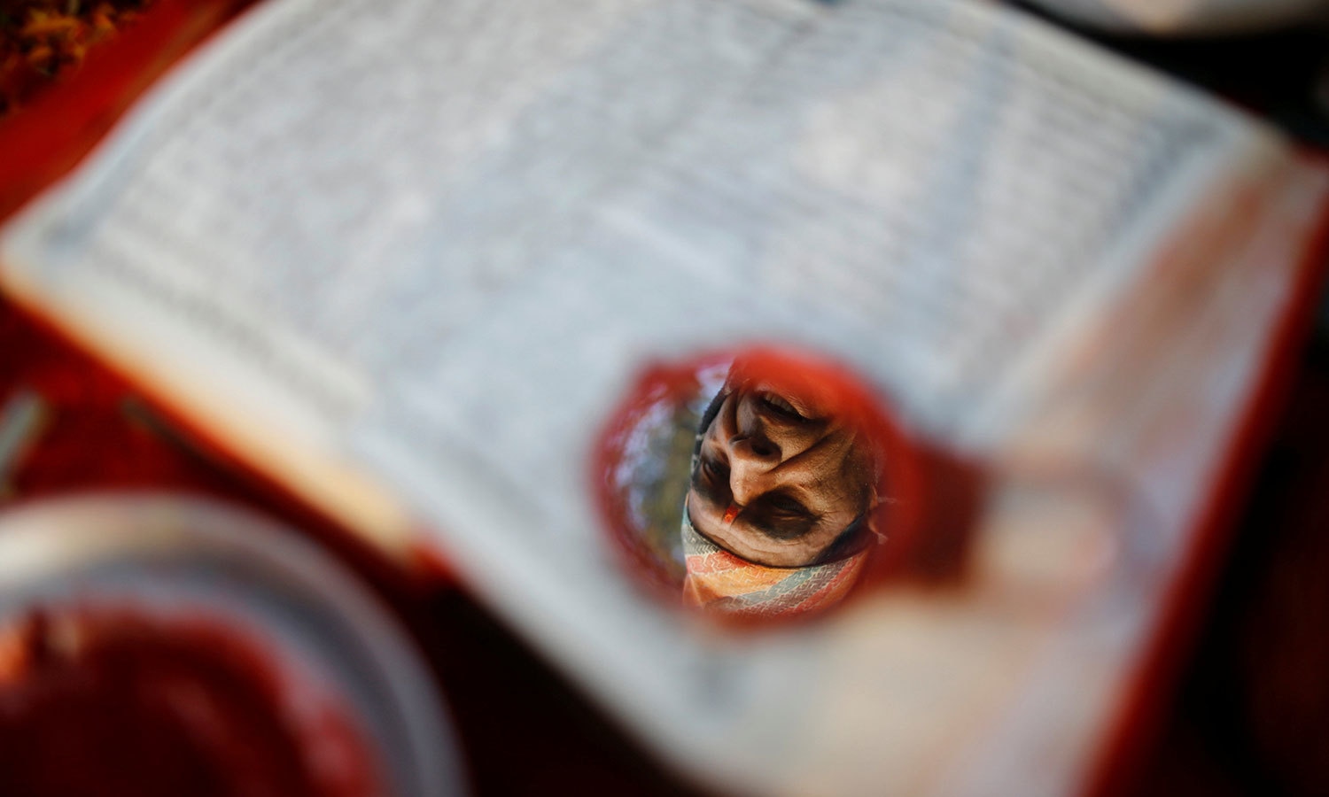 عقیدت مند اپنی مذبی کتاب سواستھنی کو بھی پڑھتے ہیں جس میں ان کی دیوی اور دیوتا شیوا کی زندگی کی کہانی درج ہے&mdash;فوٹو: رائٹرز