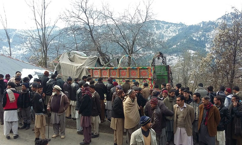 گندم کی بوریوں سے لدا ٹرک موڑ کاٹتے ہوئے ٹرک ڈرائیور سے بے قابو ہوگیا &mdash;۔فوٹو/ طارق نقاش