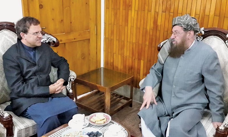 AFGHAN Ambassador to Pakistan Umar Zakhilwal and Jamiat Ulema-i-Islam (JUI-S) chief Maulana Samiul Haq in a meeting on Thursday.&mdash;INP