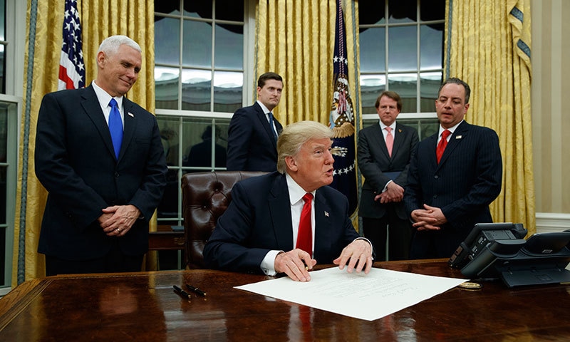 ٹرمپ نے حکم دیا کہ اوباما کیئر کے لیے درکار ضابطوں میں کمی کی جائے گی—فوٹو: اے پی ٹرمپ نے حکم دیا کہ اوباما کیئر کے لیے درکار ضابطوں میں کمی کی جائے گی—فوٹو: اے پی