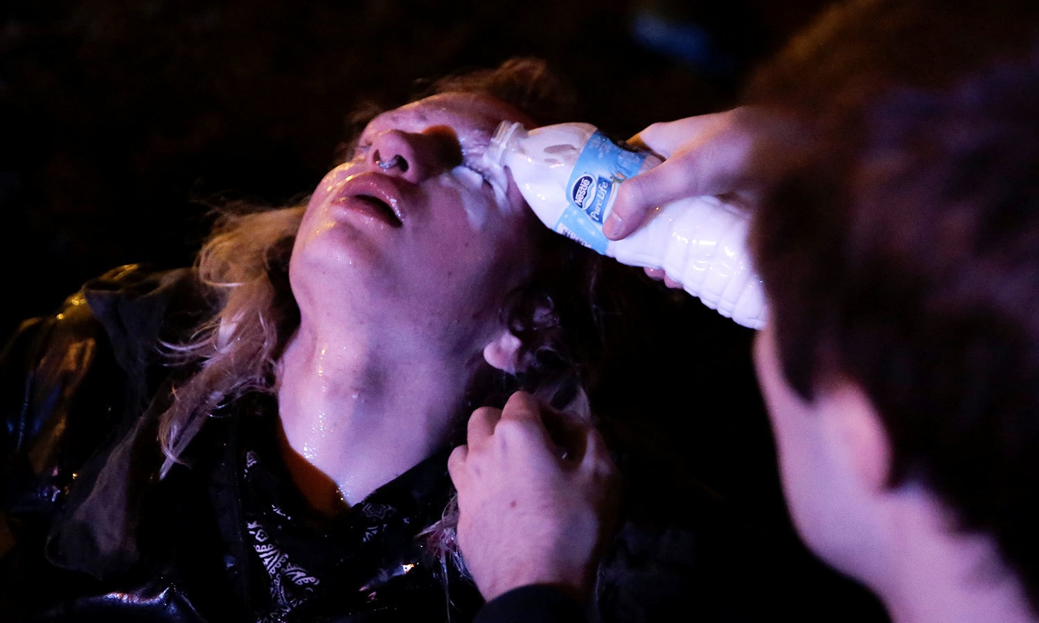 پولیس نے مظاہرین کوروکنے کے لیے مرچوں والے اسپرے کا استعمال کیا جس سے کئی افراد کی حالت غیر ہوگئی—فوٹو:رائٹرز