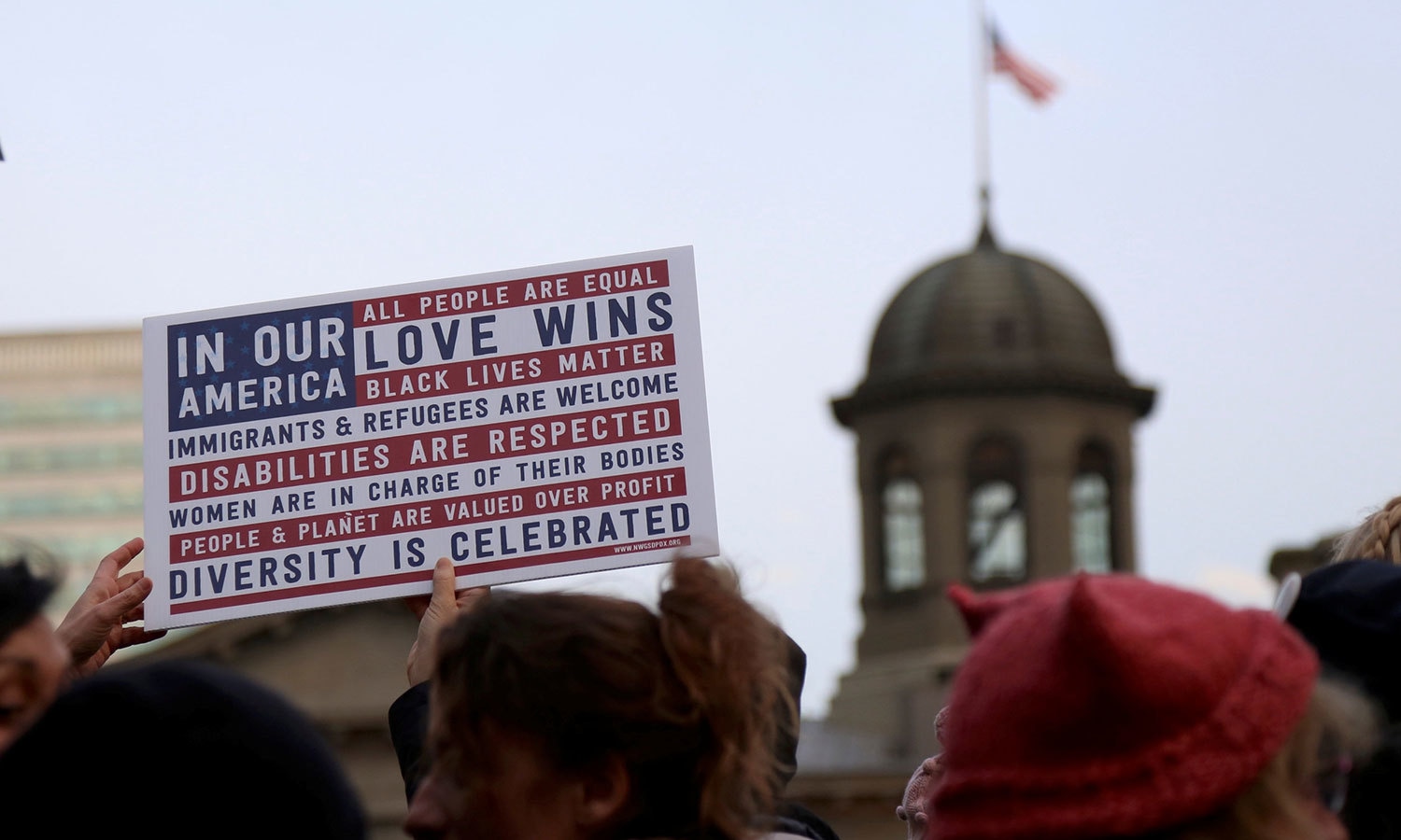 صدارتی مہم کے دوران نسلی امتیاز کو ہوا دینے والے بیانات کے باعث عوام کی بڑی تعداد ٹرمپ کی مخالف ہے—فوٹو:رائٹرز