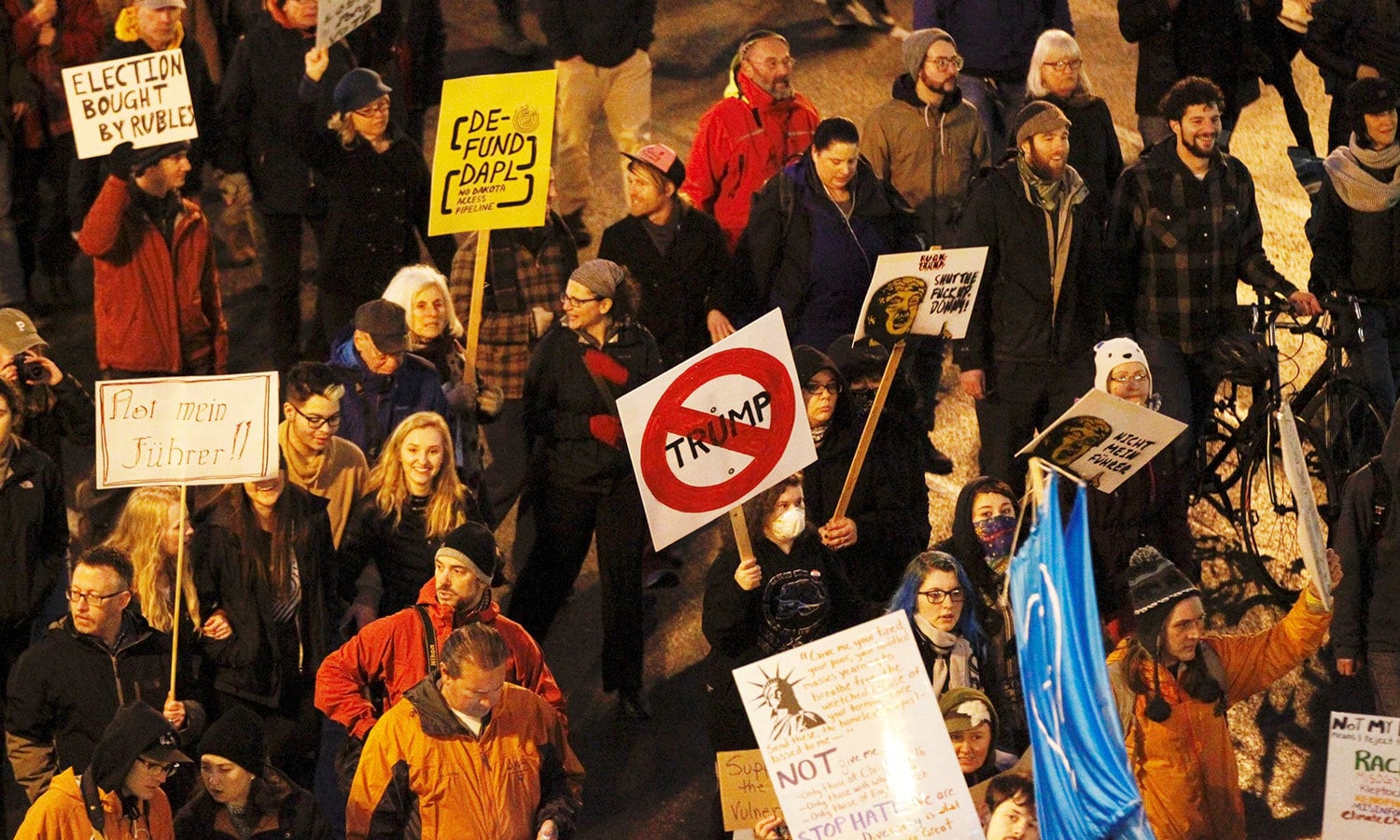 پولیس کے مطابق مظاہرین کو روکنے کی کوشش کے دوران 6 پولیس اہلکار زخمی ہوئے—فوٹو:رائٹرز