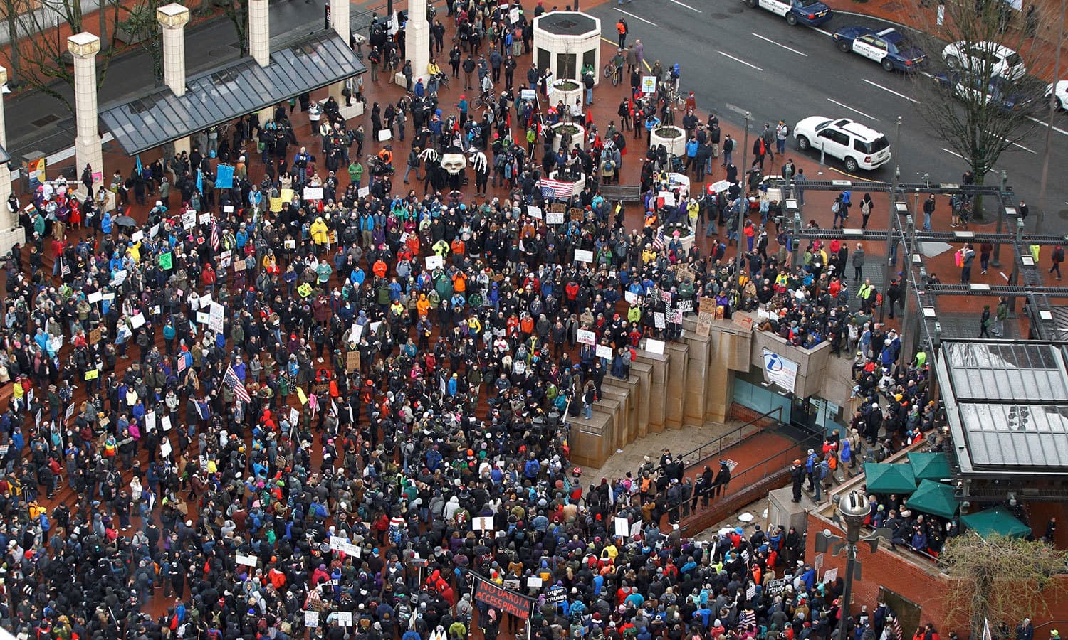 پولیس کے مطابق اب تک 200 سے زائد مظاہرین کو گرفتار کیا جاچکا ہے—فوٹو:رائٹرز